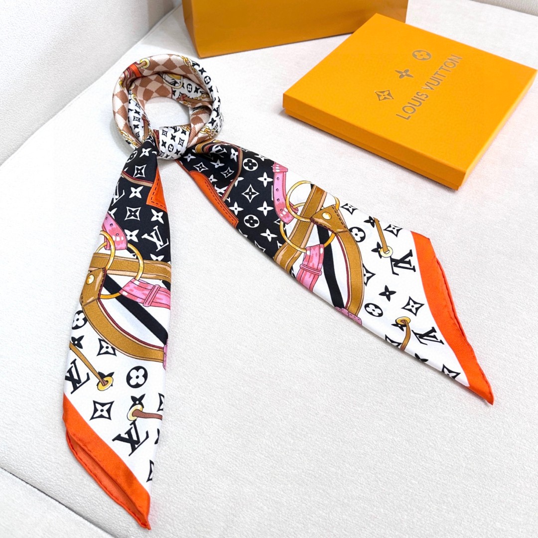 🆕  Flower And Stra🆕 Ps 桑蚕丝方巾以瞩目笔触彰显雅致风范，依托丝印工艺描绘 Monogram 花卉