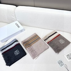 🆕 上新!2024年男女同款,百分百纯羊绒 LOEWE(罗意微)同步专柜,高端羊绒针织围巾!】可正式,可随意,非常 🆕 上新!2024年男女同款,百分百纯羊绒 LOEWE(罗意微)同步专柜,高端羊绒针织围巾!】可正式,可随意,非常