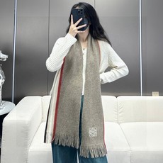 🆕 上新!2024年男女同款,百分百纯羊绒 LOEWE(罗意微)同步专柜,高端羊绒针织围巾!】可正式,可随意,非常 🆕 上新!2024年男女同款,百分百纯羊绒 LOEWE(罗意微)同步专柜,高端羊绒针织围巾!】可正式,可随意,非常