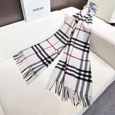 🆕 Burberry 巴宝莉宽版经典格纹羊绒围巾🧣 张婧仪同款!太多人在等,抢到靠运气! 100%羊绒,特别柔软。尺寸 🆕 Burberry 巴宝莉宽版经典格纹羊绒围巾🧣 张婧仪同款!太多人在等,抢到靠运气! 100%羊绒,特别柔软。尺寸