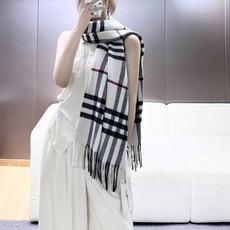 🆕 Burberry 巴宝莉宽版经典格纹羊绒围巾🧣 张婧仪同款!太多人在等,抢到靠运气! 100%羊绒,特别柔软。尺寸 🆕 Burberry 巴宝莉宽版经典格纹羊绒围巾🧣 张婧仪同款!太多人在等,抢到靠运气! 100%羊绒,特别柔软。尺寸