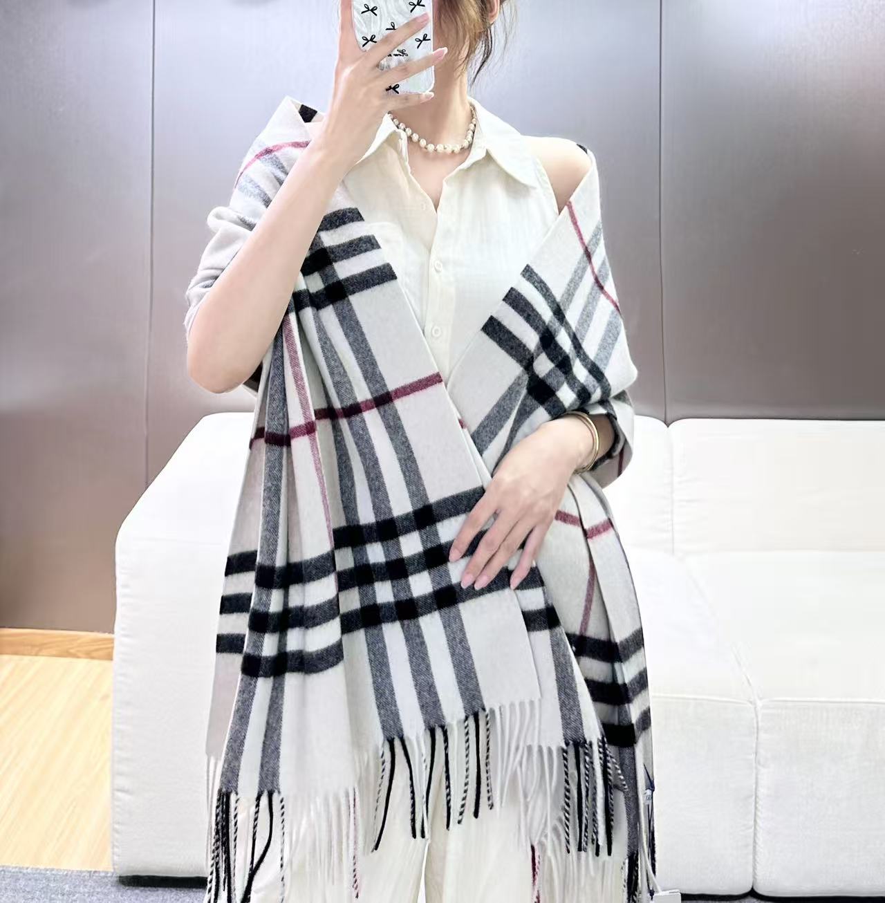 🆕 Burberry 巴宝莉宽版经典格纹羊绒围巾🧣 张婧仪同款!太多人在等,抢到靠运气! 100%羊绒,特别柔软。尺寸 🆕 Burberry 巴宝莉宽版经典格纹羊绒围巾🧣 张婧仪同款!太多人在等,抢到靠运气! 100%羊绒,特别柔软。尺寸