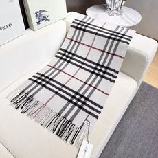 🆕 Burberry 巴宝莉宽版经典格纹羊绒围巾🧣 张婧仪同款!太多人在等,抢到靠运气! 100%羊绒,特别柔软。尺寸 🆕 Burberry 巴宝莉宽版经典格纹羊绒围巾🧣 张婧仪同款!太多人在等,抢到靠运气! 100%羊绒,特别柔软。尺寸