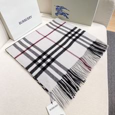 🆕 Burberry 巴宝莉宽版经典格纹羊绒围巾🧣 张婧仪同款!太多人在等,抢到靠运气! 100%羊绒,特别柔软。尺寸 🆕 Burberry 巴宝莉宽版经典格纹羊绒围巾🧣 张婧仪同款!太多人在等,抢到靠运气! 100%羊绒,特别柔软。尺寸