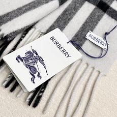 🆕 Burberry 巴宝莉宽版经典格纹羊绒围巾🧣 张婧仪同款!太多人在等,抢到靠运气! 100%羊绒,特别柔软。尺寸 🆕 Burberry 巴宝莉宽版经典格纹羊绒围巾🧣 张婧仪同款!太多人在等,抢到靠运气! 100%羊绒,特别柔软。尺寸