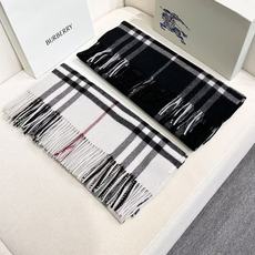 🆕 Burberry 巴宝莉宽版经典格纹羊绒围巾🧣 张婧仪同款!太多人在等,抢到靠运气! 100%羊绒,特别柔软。尺寸 🆕 Burberry 巴宝莉宽版经典格纹羊绒围巾🧣 张婧仪同款!太多人在等,抢到靠运气! 100%羊绒,特别柔软。尺寸