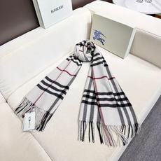 🆕 Burberry 巴宝莉宽版经典格纹羊绒围巾🧣 张婧仪同款!太多人在等,抢到靠运气! 100%羊绒,特别柔软。尺寸 🆕 Burberry 巴宝莉宽版经典格纹羊绒围巾🧣 张婧仪同款!太多人在等,抢到靠运气! 100%羊绒,特别柔软。尺寸
