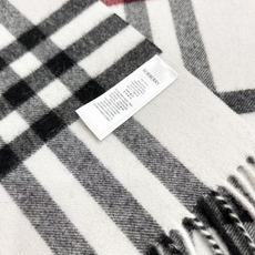 🆕 Burberry 巴宝莉宽版经典格纹羊绒围巾🧣 张婧仪同款!太多人在等,抢到靠运气! 100%羊绒,特别柔软。尺寸 🆕 Burberry 巴宝莉宽版经典格纹羊绒围巾🧣 张婧仪同款!太多人在等,抢到靠运气! 100%羊绒,特别柔软。尺寸