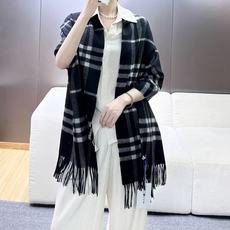 🆕 Burberry 巴宝莉宽版经典格纹羊绒围巾🧣 张婧仪同款!太多人在等,抢到靠运气! 100%羊绒,特别柔软。尺寸 🆕 Burberry 巴宝莉宽版经典格纹羊绒围巾🧣 张婧仪同款!太多人在等,抢到靠运气! 100%羊绒,特别柔软。尺寸