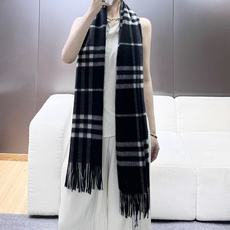 🆕 Burberry 巴宝莉宽版经典格纹羊绒围巾🧣 张婧仪同款!太多人在等,抢到靠运气! 100%羊绒,特别柔软。尺寸 🆕 Burberry 巴宝莉宽版经典格纹羊绒围巾🧣 张婧仪同款!太多人在等,抢到靠运气! 100%羊绒,特别柔软。尺寸
