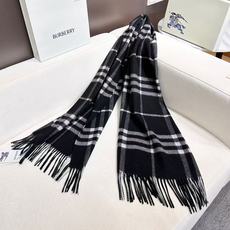 🆕 Burberry 巴宝莉宽版经典格纹羊绒围巾🧣 张婧仪同款!太多人在等,抢到靠运气! 100%羊绒,特别柔软。尺寸 🆕 Burberry 巴宝莉宽版经典格纹羊绒围巾🧣 张婧仪同款!太多人在等,抢到靠运气! 100%羊绒,特别柔软。尺寸