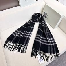 🆕 Burberry 巴宝莉宽版经典格纹羊绒围巾🧣 张婧仪同款!太多人在等,抢到靠运气! 100%羊绒,特别柔软。尺寸 🆕 Burberry 巴宝莉宽版经典格纹羊绒围巾🧣 张婧仪同款!太多人在等,抢到靠运气! 100%羊绒,特别柔软。尺寸