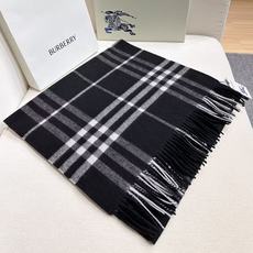 🆕 Burberry 巴宝莉宽版经典格纹羊绒围巾🧣 张婧仪同款!太多人在等,抢到靠运气! 100%羊绒,特别柔软。尺寸 🆕 Burberry 巴宝莉宽版经典格纹羊绒围巾🧣 张婧仪同款!太多人在等,抢到靠运气! 100%羊绒,特别柔软。尺寸