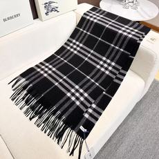 🆕 Burberry 巴宝莉宽版经典格纹羊绒围巾🧣 张婧仪同款!太多人在等,抢到靠运气! 100%羊绒,特别柔软。尺寸 🆕 Burberry 巴宝莉宽版经典格纹羊绒围巾🧣 张婧仪同款!太多人在等,抢到靠运气! 100%羊绒,特别柔软。尺寸