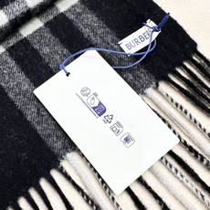 🆕 Burberry 巴宝莉宽版经典格纹羊绒围巾🧣 张婧仪同款!太多人在等,抢到靠运气! 100%羊绒,特别柔软。尺寸 🆕 Burberry 巴宝莉宽版经典格纹羊绒围巾🧣 张婧仪同款!太多人在等,抢到靠运气! 100%羊绒,特别柔软。尺寸