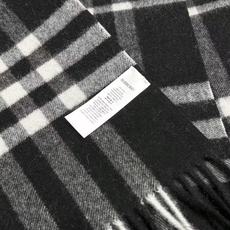 🆕 Burberry 巴宝莉宽版经典格纹羊绒围巾🧣 张婧仪同款!太多人在等,抢到靠运气! 100%羊绒,特别柔软。尺寸 🆕 Burberry 巴宝莉宽版经典格纹羊绒围巾🧣 张婧仪同款!太多人在等,抢到靠运气! 100%羊绒,特别柔软。尺寸
