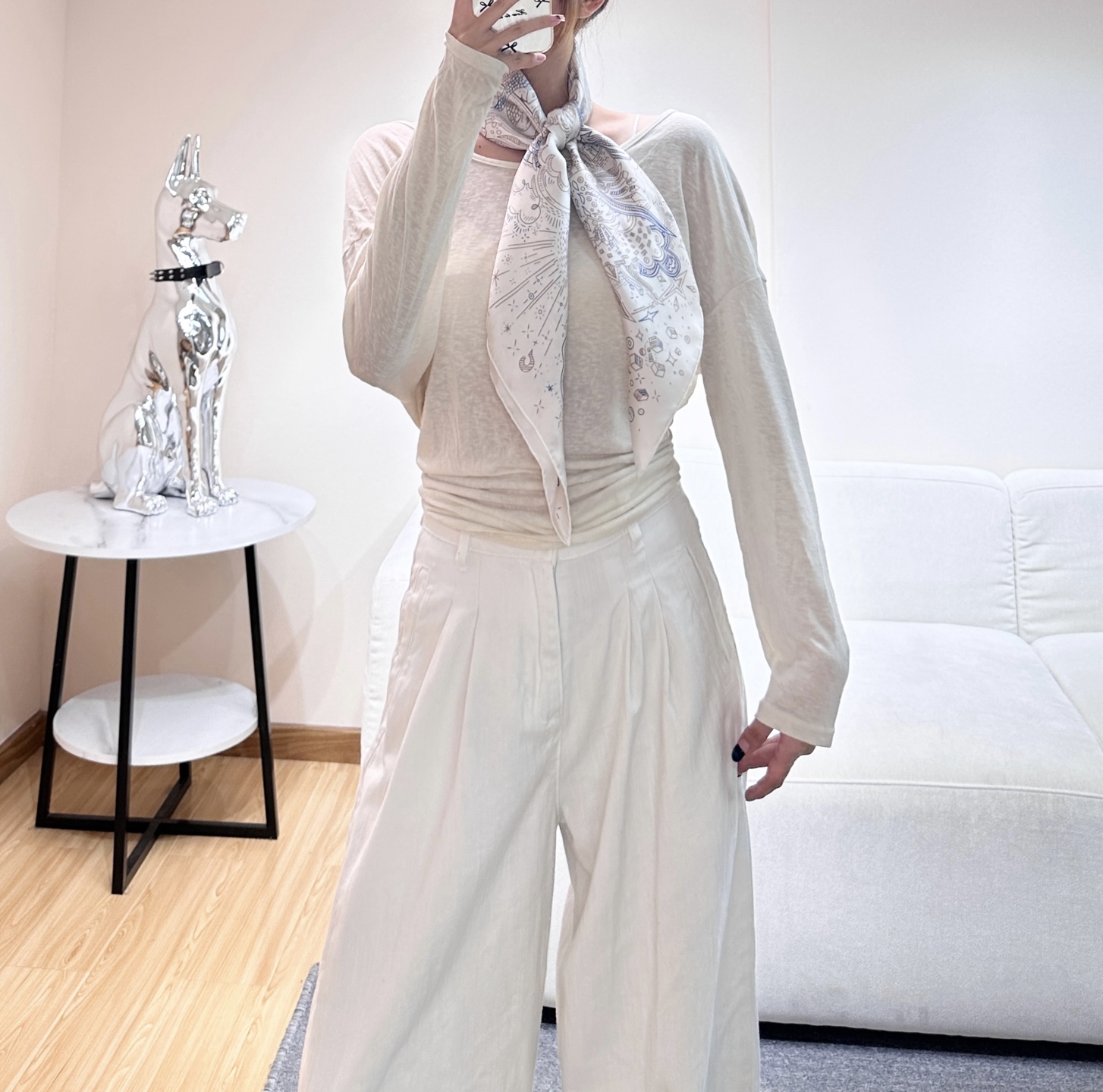 🆕 “正在接通中”90方巾 【18mm顶级真丝双面同色印花】手工卷边斜纹真丝方巾(100%桑蚕丝)。 这款爱马仕的经 🆕 “正在接通中”90方巾 【18mm顶级真丝双面同色印花】手工卷边斜纹真丝方巾(100%桑蚕丝)。 这款爱马仕的经