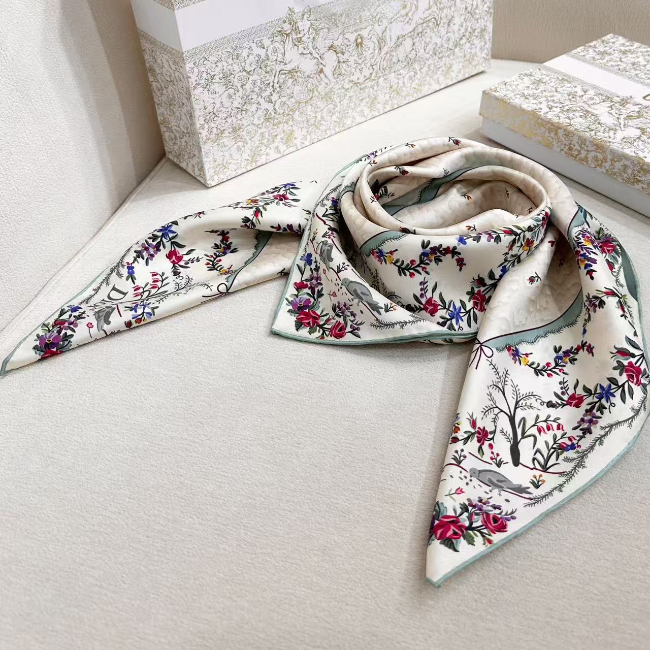 🆕   Dioramour 印花方巾 90 厘米粉色桑蚕丝斜纹面料多色 Revolution Flowers 图案 Re