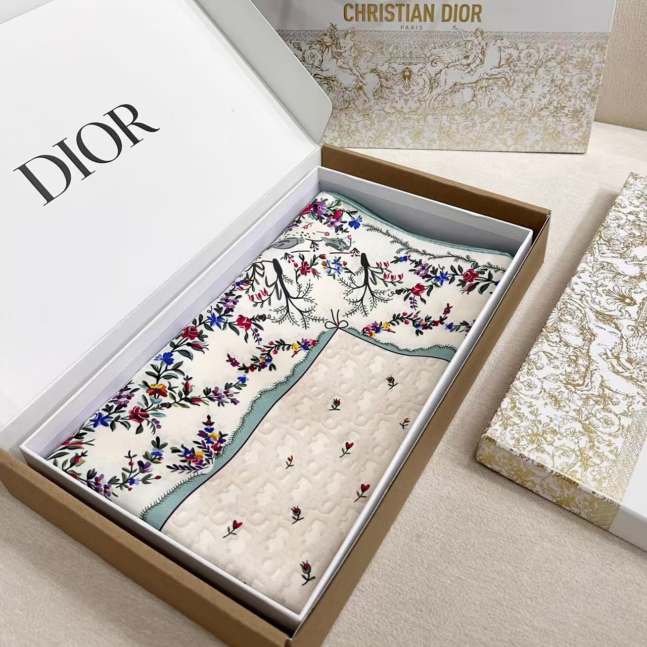 🆕   Dioramour 印花方巾 90 厘米粉色桑蚕丝斜纹面料多色 Revolution Flowers 图案 Re