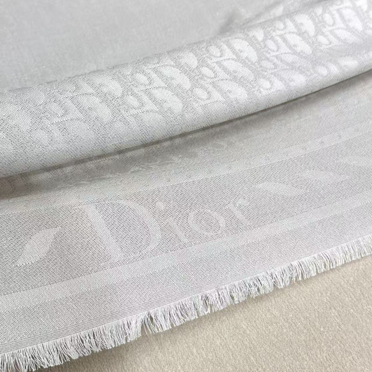 🆕  ❤️2026年D家最新【 D字母提花丝巾披肩】 满Logo设计提花  材质：桑蚕丝 +绵羊毛 带点珠光亮泽 戴上显
