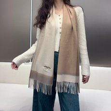 🆕 百分百山羊绒!香奈儿 新品 ·情侣款 羊绒围巾❗️臻选上乘的山羊绒纤维,耗时耗力,再以清泉水浸泡涤荡,使羊绒纤维 🆕 百分百山羊绒!香奈儿 新品 ·情侣款 羊绒围巾❗️臻选上乘的山羊绒纤维,耗时耗力,再以清泉水浸泡涤荡,使羊绒纤维