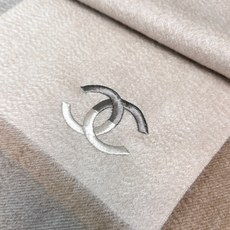 🆕 百分百山羊绒!香奈儿 新品 ·情侣款 羊绒围巾❗️臻选上乘的山羊绒纤维,耗时耗力,再以清泉水浸泡涤荡,使羊绒纤维 🆕 百分百山羊绒!香奈儿 新品 ·情侣款 羊绒围巾❗️臻选上乘的山羊绒纤维,耗时耗力,再以清泉水浸泡涤荡,使羊绒纤维