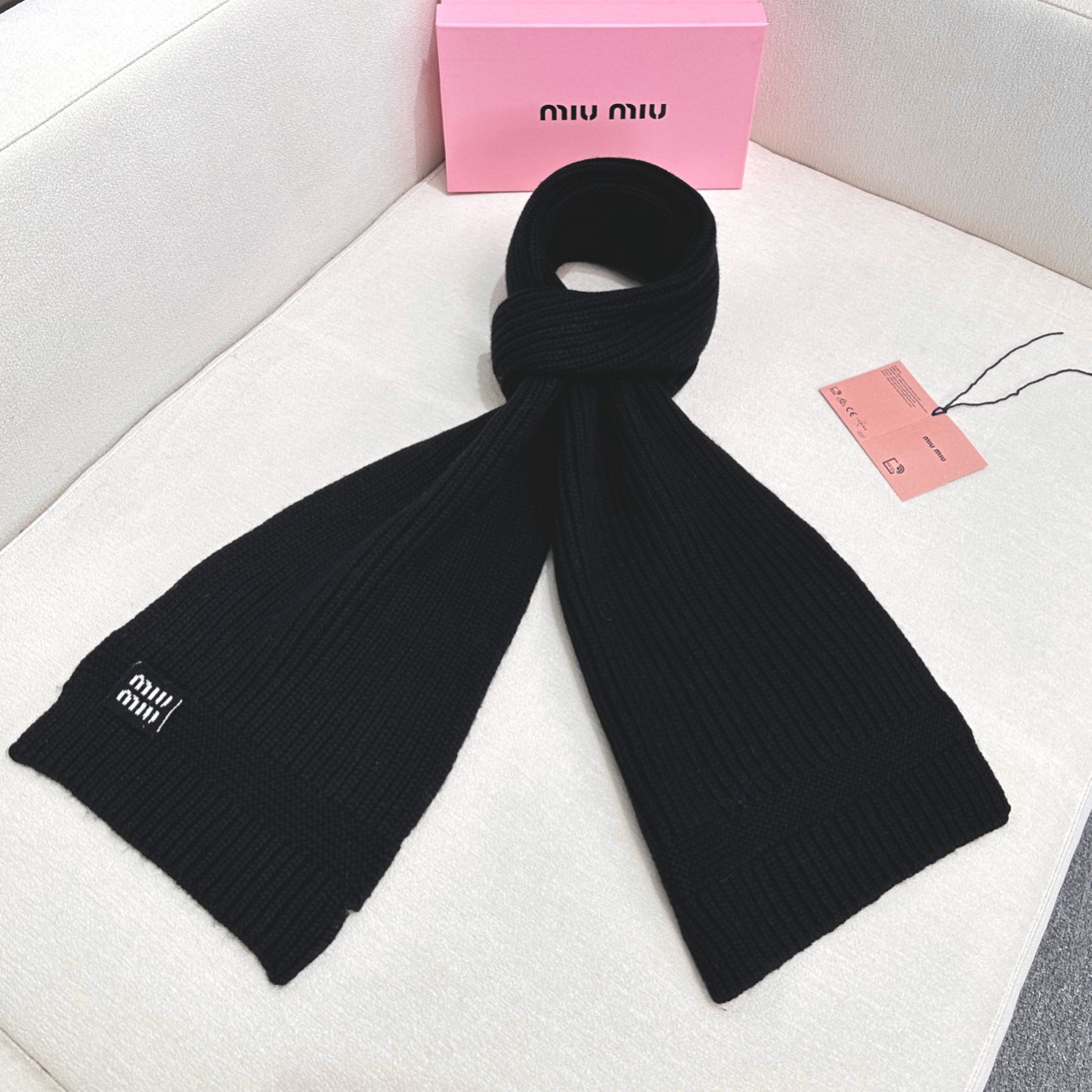 🆕  miumiu男女同款 又保暖又有质感的羊绒围巾，温暖一整个冬天，毛茸茸的好温暖，秋冬氛围感拉满，高级又好看，尺寸3