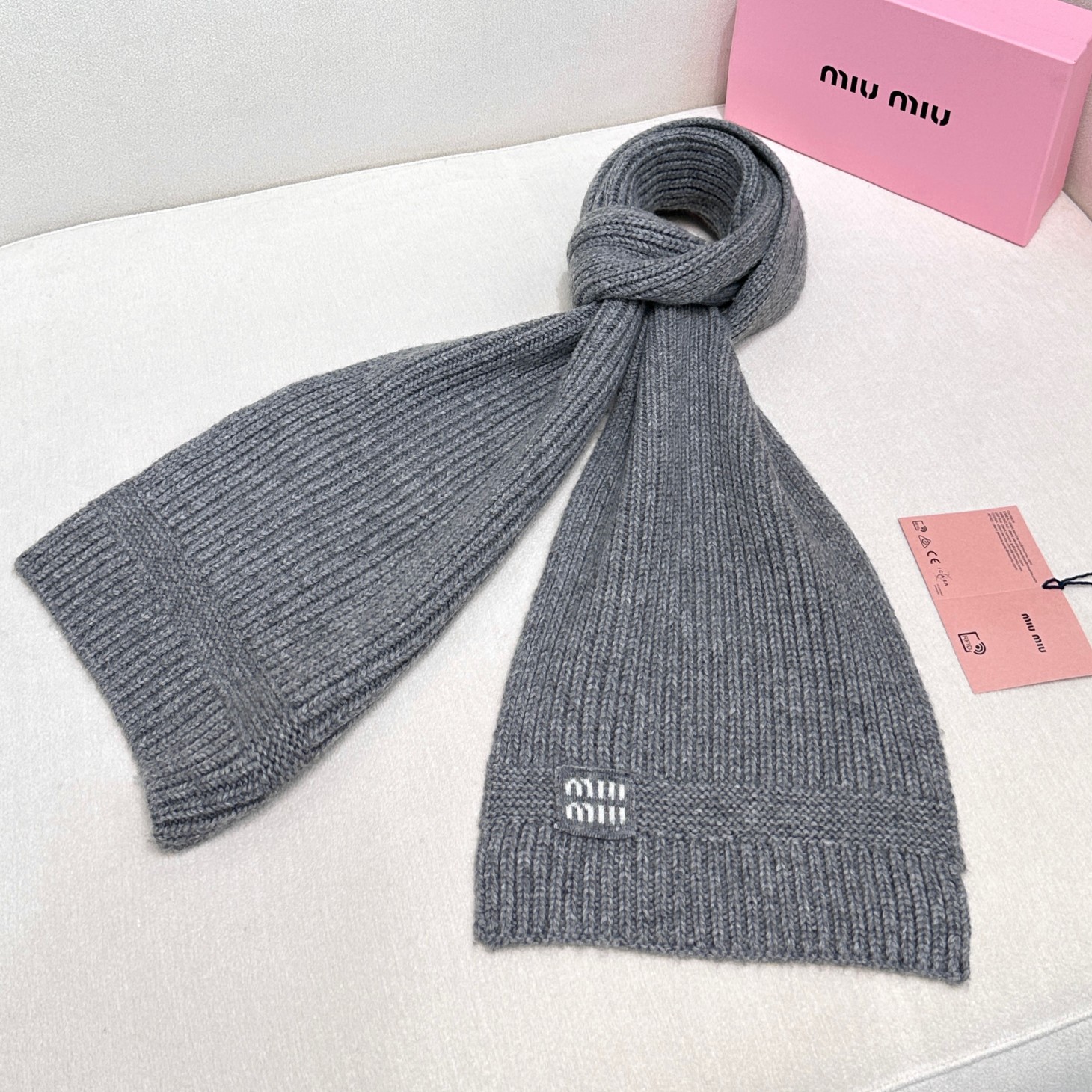 🆕  miumiu男女同款 又保暖又有质感的羊绒围巾，温暖一整个冬天，毛茸茸的好温暖，秋冬氛围感拉满，高级又好看，尺寸3