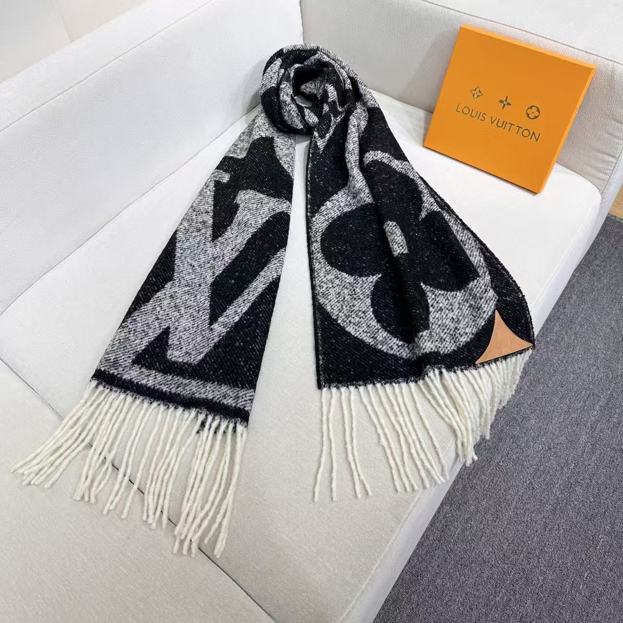 🆕  路易威登L围巾，大LOGO围巾，带皮革装饰，冬天搭配神器，前卫时尚设计，冬天里一抹靓丽的风景！ 尺寸：212x44