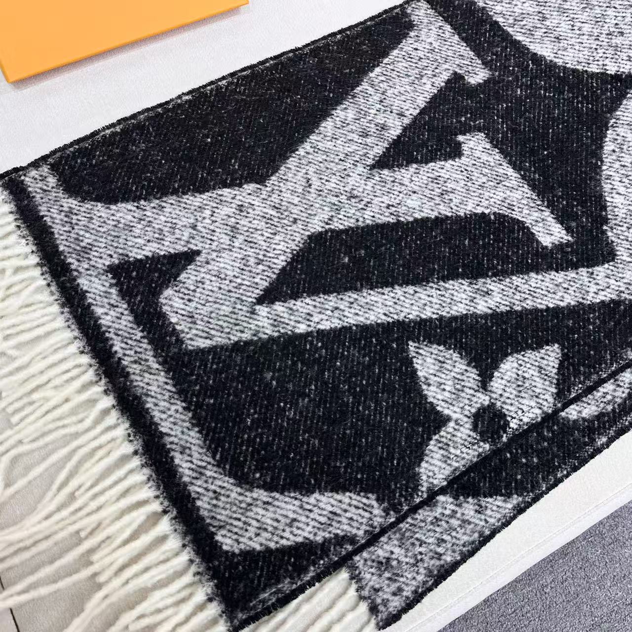 🆕  路易威登L围巾，大LOGO围巾，带皮革装饰，冬天搭配神器，前卫时尚设计，冬天里一抹靓丽的风景！ 尺寸：212x44