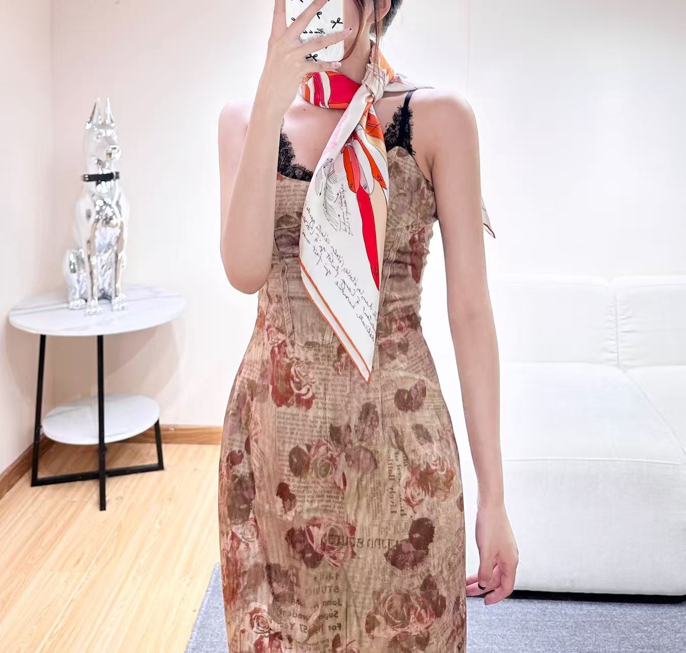 🆕 2026年H家早春款 90真丝双面上新💦💞18姆米真丝【90真丝斜纹双面同色佩戴】手工卷边斜纹真丝方巾(100%桑 🆕 2026年H家早春款 90真丝双面上新💦💞18姆米真丝【90真丝斜纹双面同色佩戴】手工卷边斜纹真丝方巾(100%桑