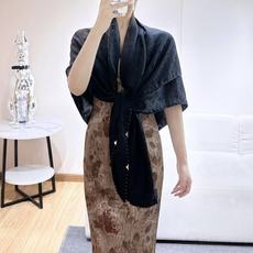 🆕 真丝到货,春夏款!【▪️最牛版🐮❗️精致重磅!!!细节感真心牛!】LV专柜限量金属老花饰扣,纯手工金线卷边披肩! 🆕 真丝到货,春夏款!【▪️最牛版🐮❗️精致重磅!!!细节感真心牛!】LV专柜限量金属老花饰扣,纯手工金线卷边披肩!