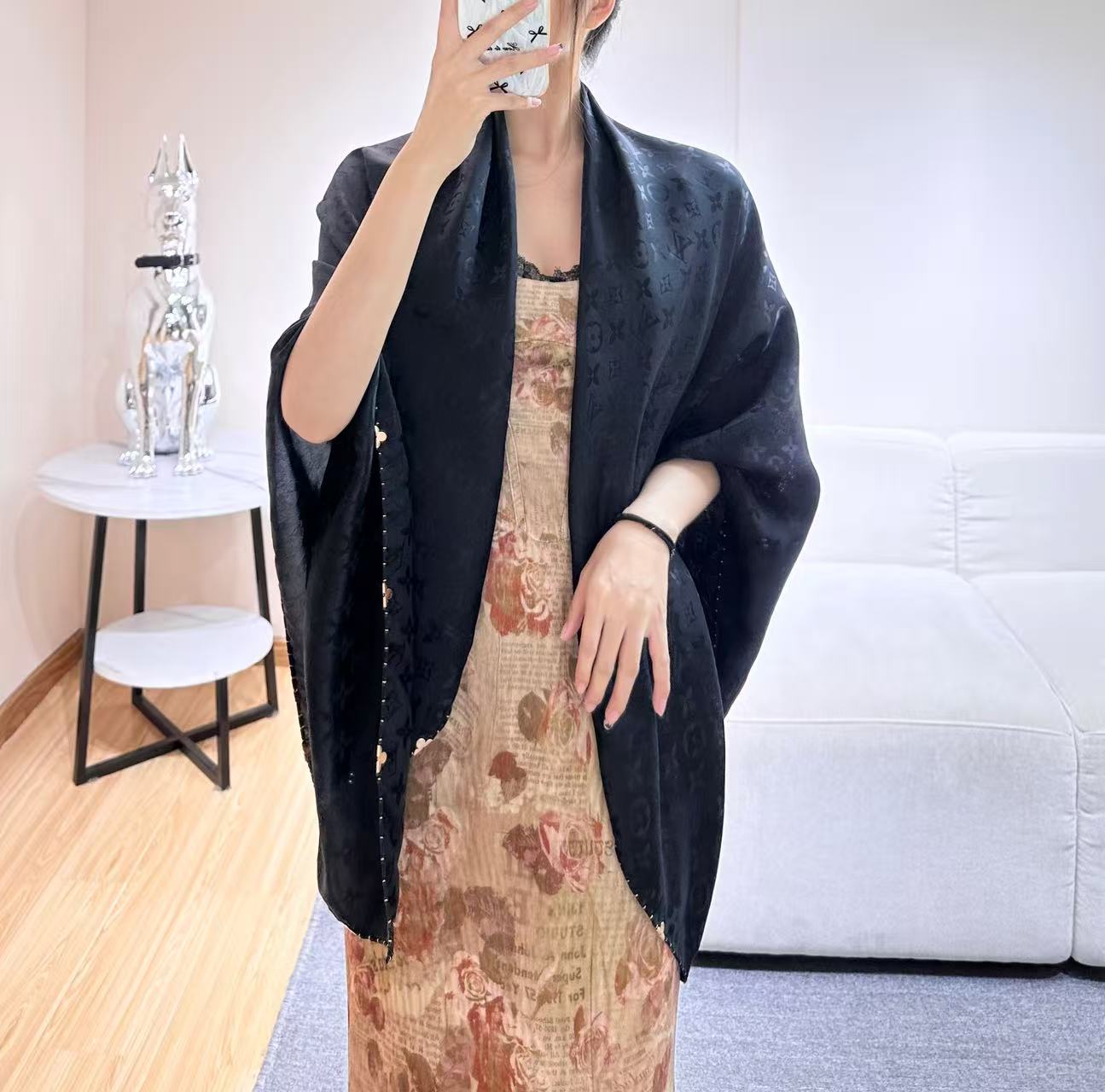 🆕   真丝到货，春夏款！【▪️最牛版🐮❗️精致重磅！！！细节感真心牛！】LV专柜限量金属老花饰扣，纯手工金线卷边披肩！