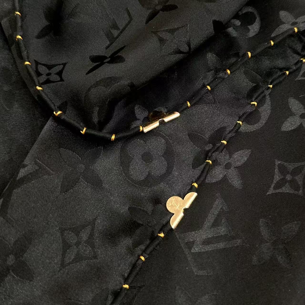 🆕 真丝到货,春夏款!【▪️最牛版🐮❗️精致重磅!!!细节感真心牛!】LV专柜限量金属老花饰扣,纯手工金线卷边披肩! 🆕 真丝到货,春夏款!【▪️最牛版🐮❗️精致重磅!!!细节感真心牛!】LV专柜限量金属老花饰扣,纯手工金线卷边披肩!