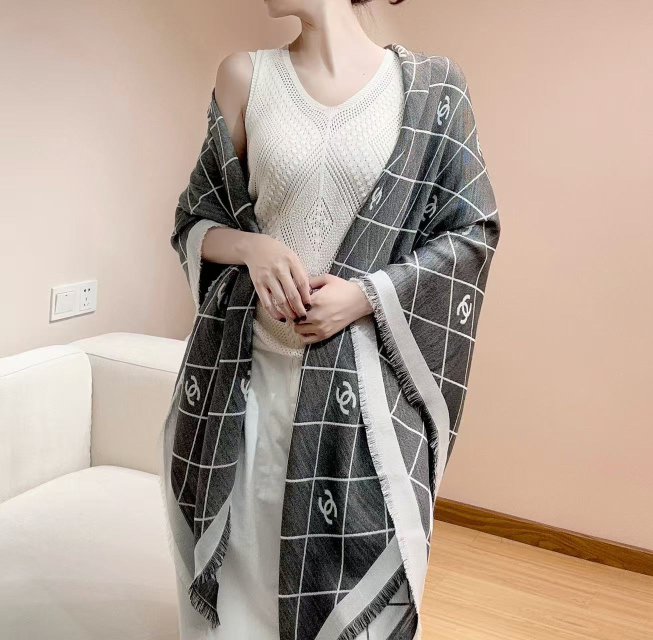 🆕  2025最爆火的chanel 菱格披肩，双面设计体验不同风格穿搭，永远不会过时的经典，根本抢不到！ 经典菱格的包包