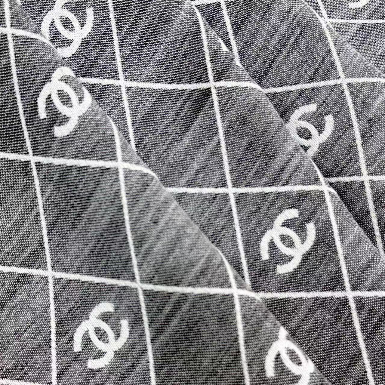 🆕  2025最爆火的chanel 菱格披肩，双面设计体验不同风格穿搭，永远不会过时的经典，根本抢不到！ 经典菱格的包包