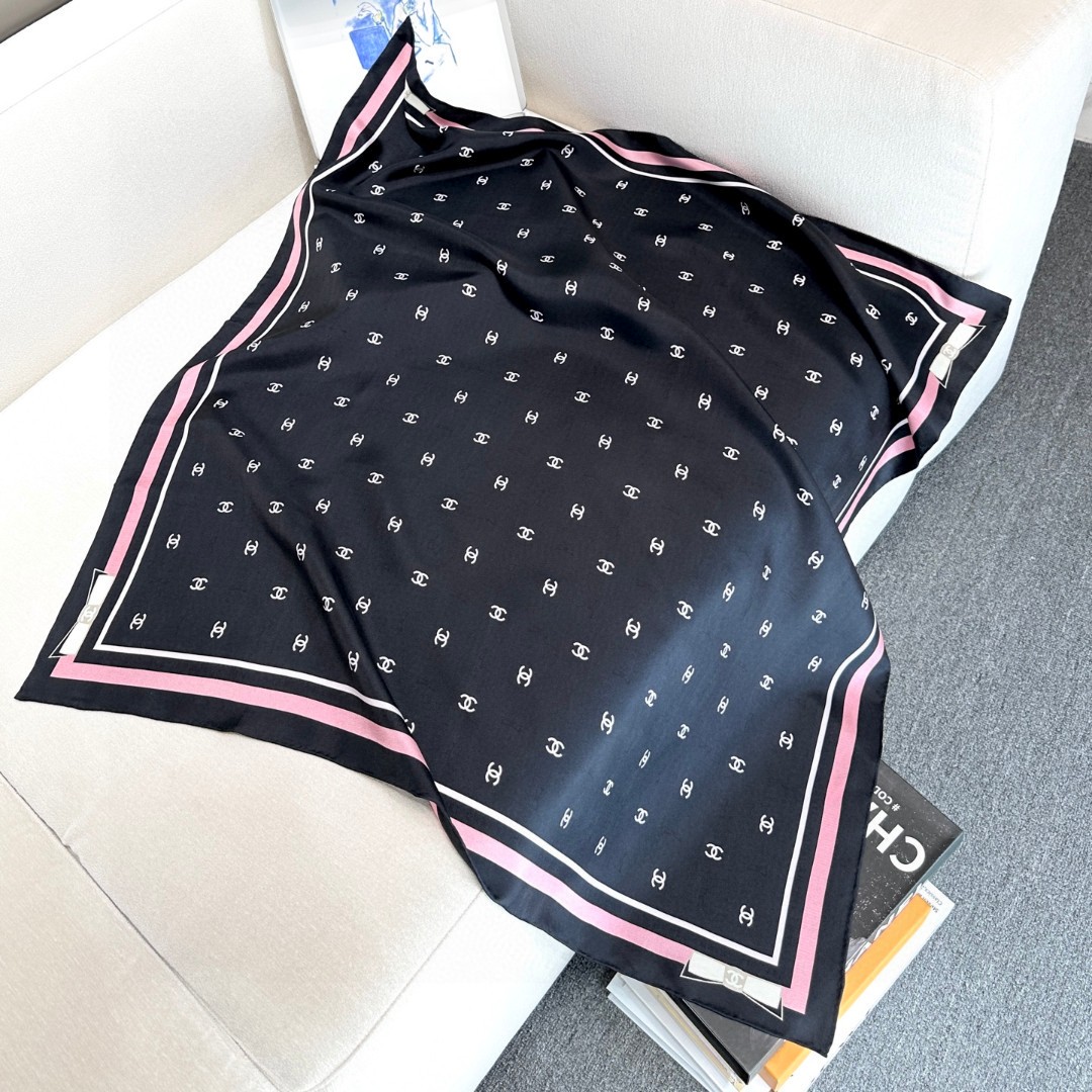 🆕  𝐂𝐡𝐚𝐧𝐞𝐥 • 25𝑷《蝴蝶结方巾》黑粉色 𝐆𝐃同款😍 Size：90x90cm 100%真丝 18mm原单面料