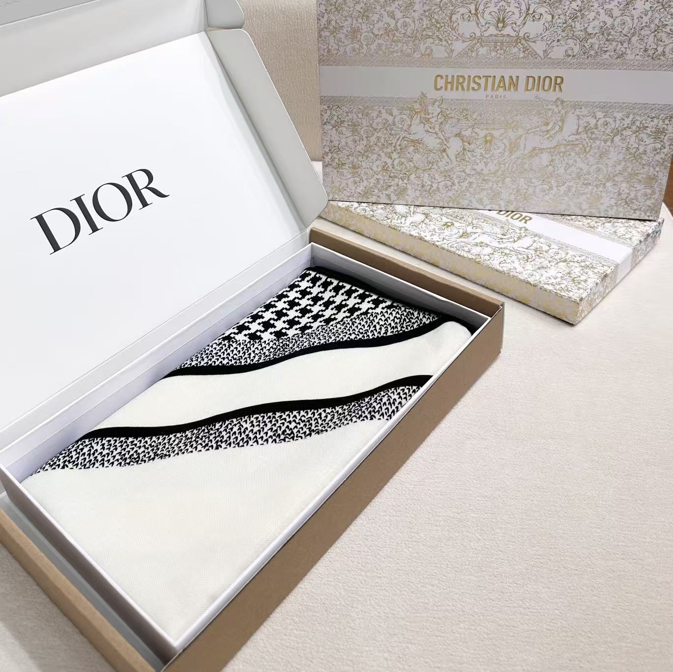 🆕 。Dior 30MONTAIGNE 设计优雅经典，向 Dior 经典地址致敬。采用桑蚕丝斜纹面料精心制作，双面设计，