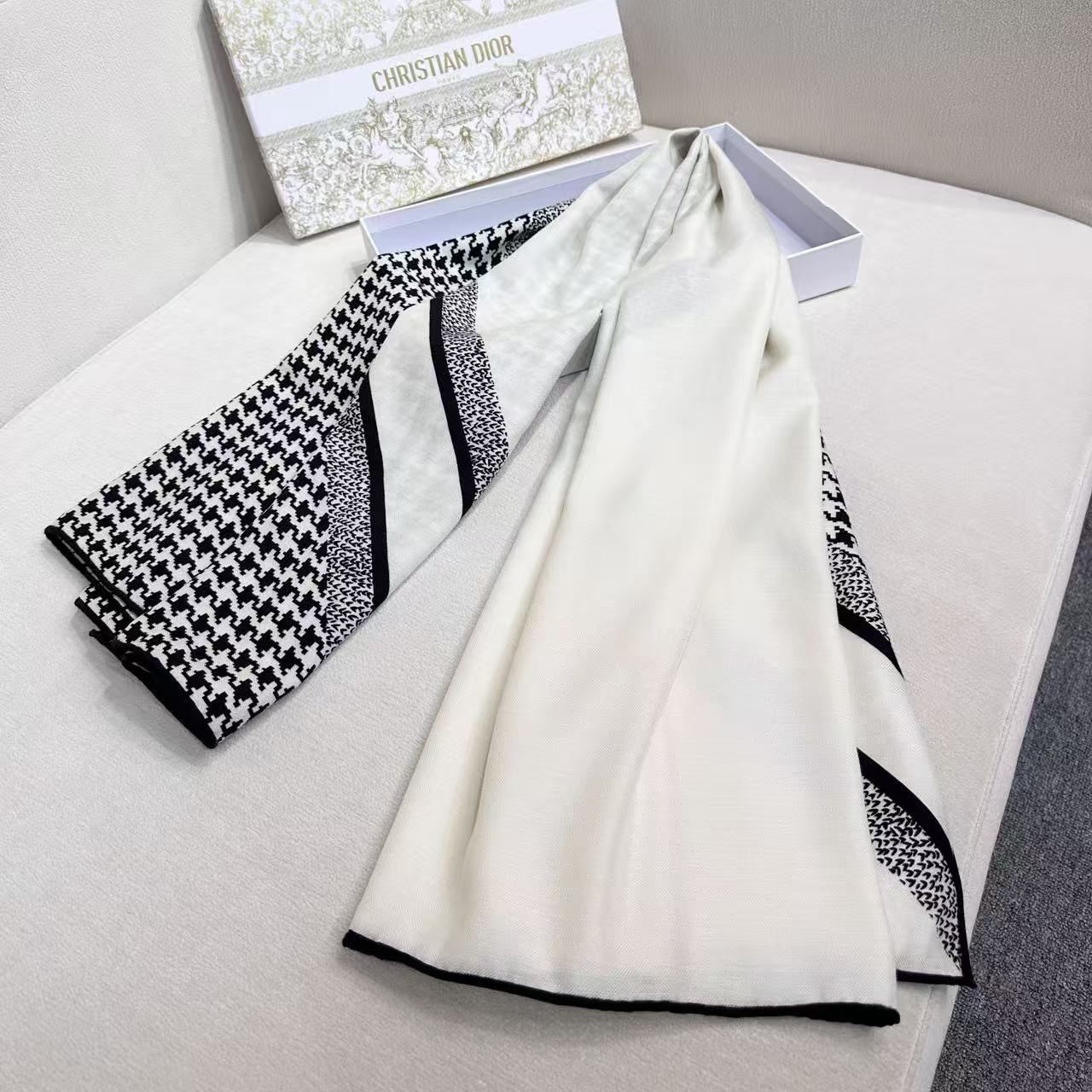 🆕 。Dior 30MONTAIGNE 设计优雅经典，向 Dior 经典地址致敬。采用桑蚕丝斜纹面料精心制作，双面设计，
