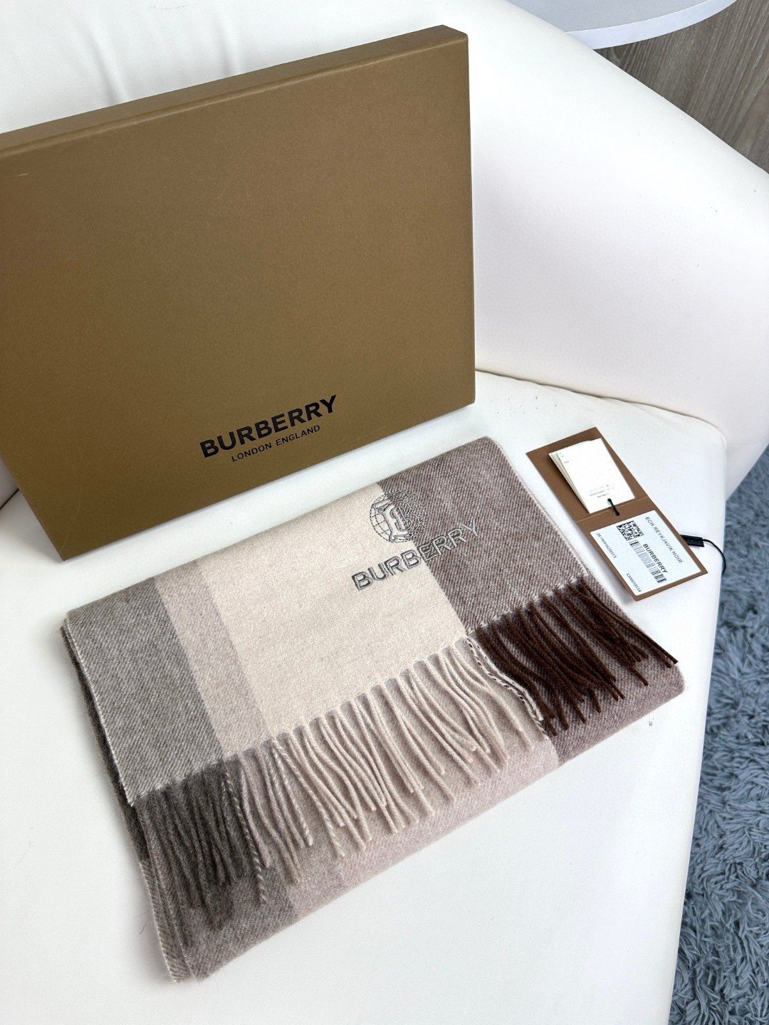 🆕  上新！BURBERRY百分百山羊绒 🆕【▪️ 惊艳！披着围着都美的~让人过目不忘！！】巴宝莉这款出来的效果真的，一