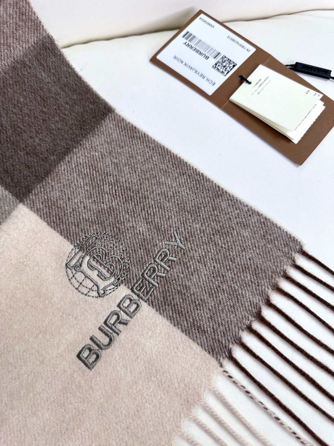 🆕  上新！BURBERRY百分百山羊绒 🆕【▪️ 惊艳！披着围着都美的~让人过目不忘！！】巴宝莉这款出来的效果真的，一