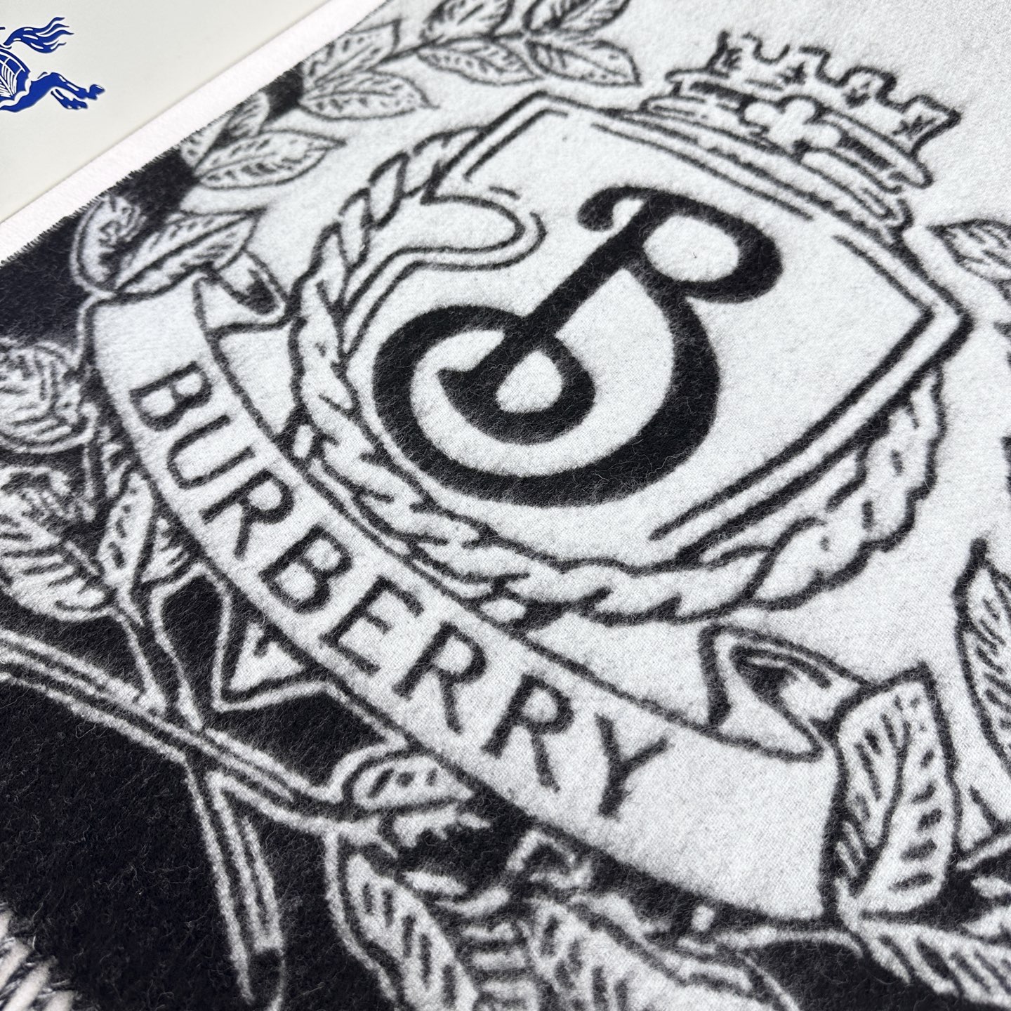 价优版本🆕    Bur战马骑士双面披肩，各种好看，被誉为Burberry今年最美的款，最经典的提花战马徽标➕最美的经典