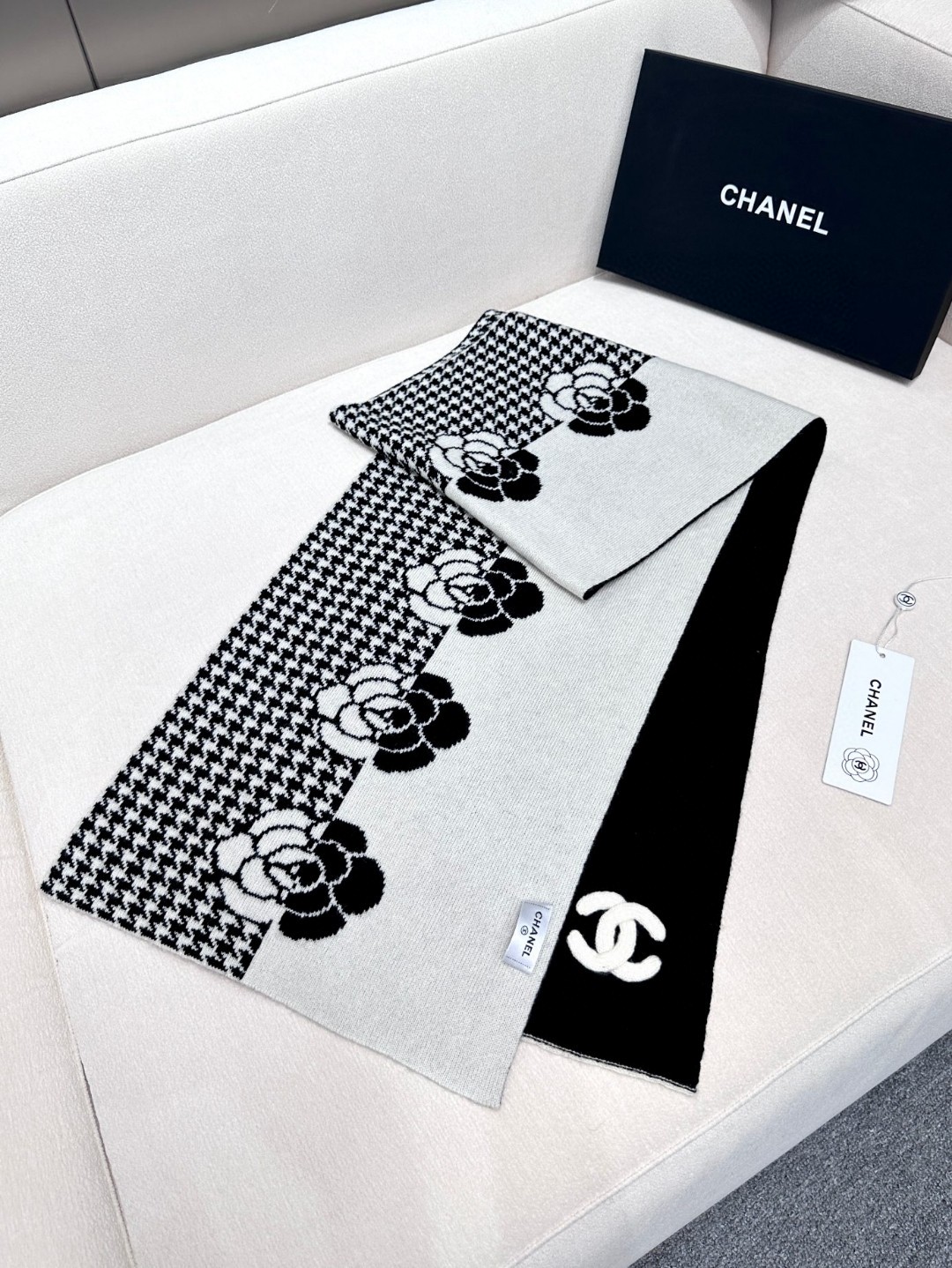 🆕 ✨【超级重磅】CHANEL 新款超级重磅的巨好看的款！千鸟格与山茶花针织简直不要太高级！加上手工打造的双C超经典lo