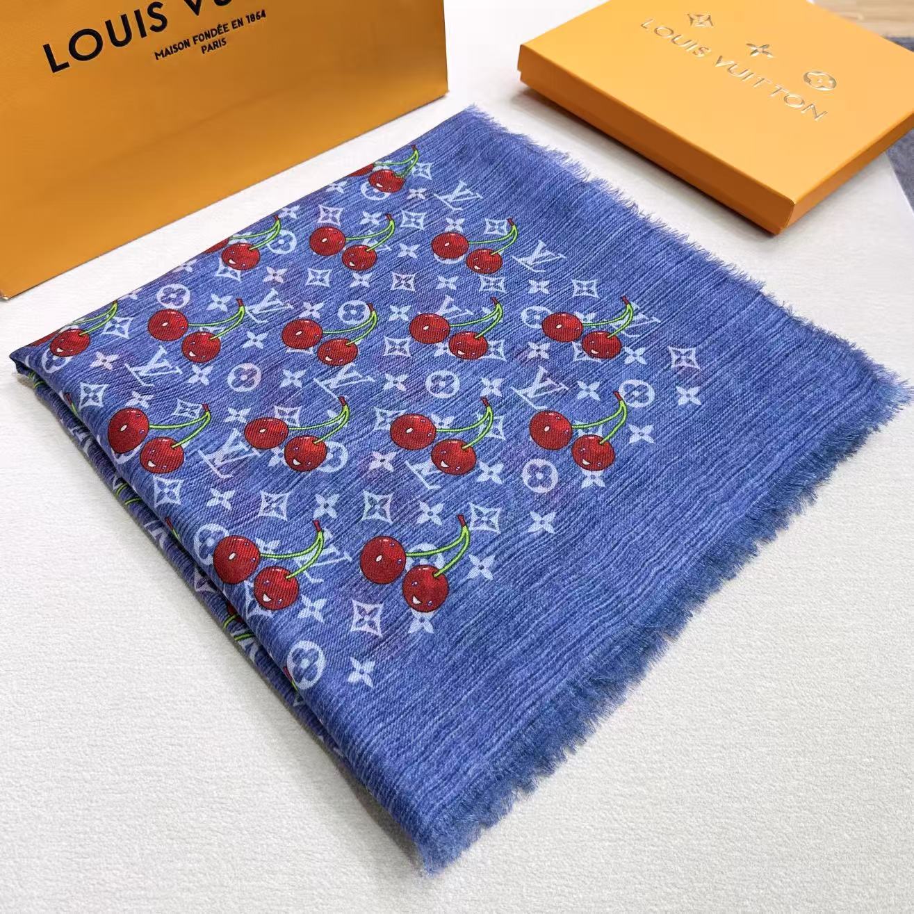 🆕   ❤LV x TM Denim Cerise 披肩为路易威登 x 村上隆复刻系列再添瞩目成员。知名日本艺术家村上隆