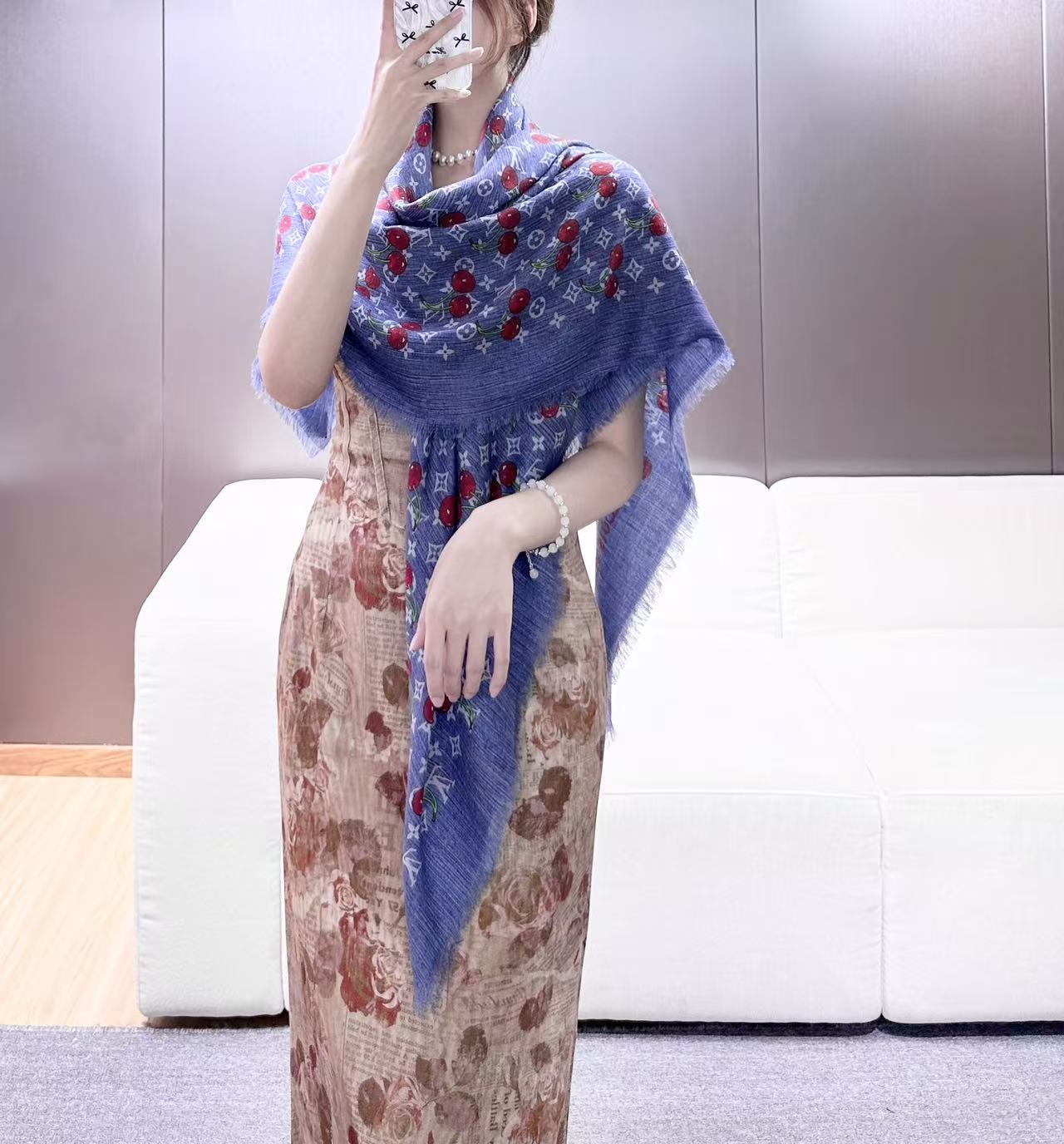 🆕   ❤LV x TM Denim Cerise 披肩为路易威登 x 村上隆复刻系列再添瞩目成员。知名日本艺术家村上隆