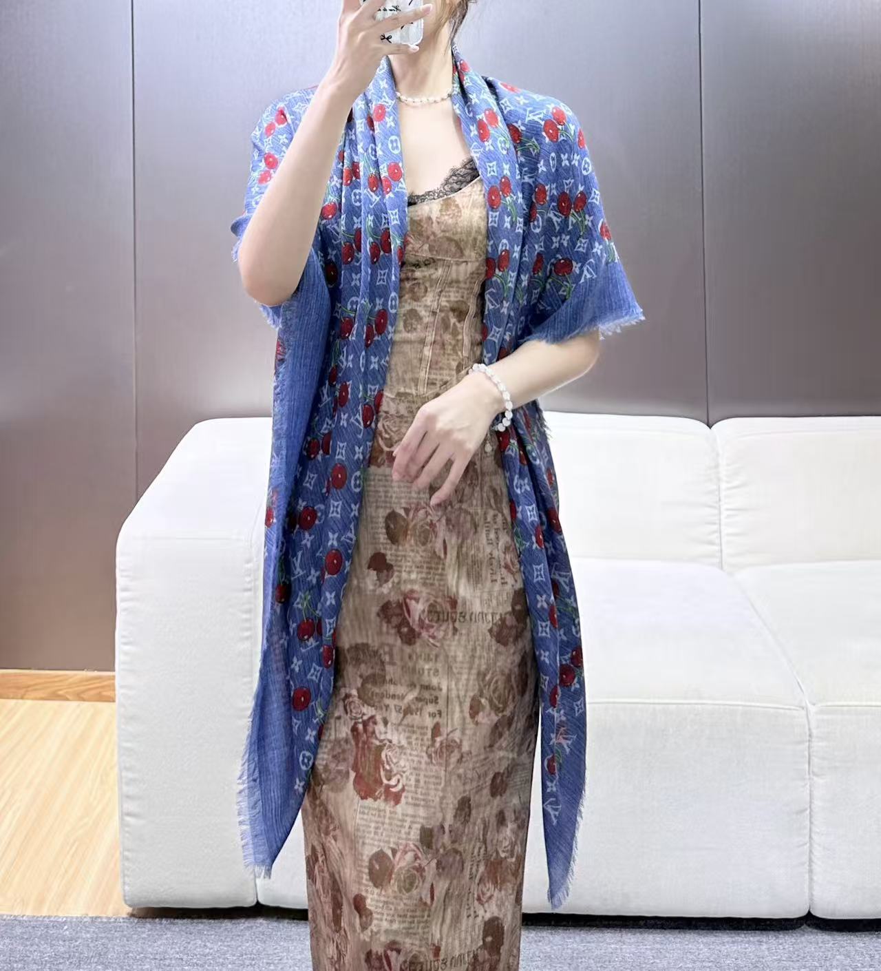 🆕   ❤LV x TM Denim Cerise 披肩为路易威登 x 村上隆复刻系列再添瞩目成员。知名日本艺术家村上隆