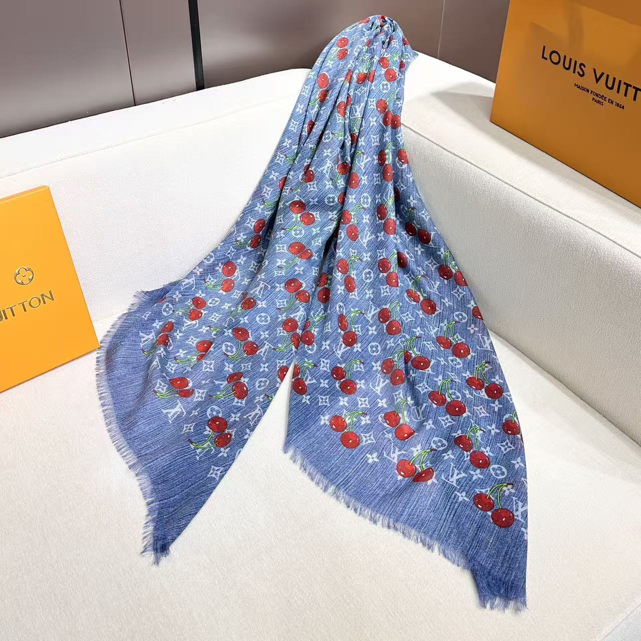 🆕   ❤LV x TM Denim Cerise 披肩为路易威登 x 村上隆复刻系列再添瞩目成员。知名日本艺术家村上隆