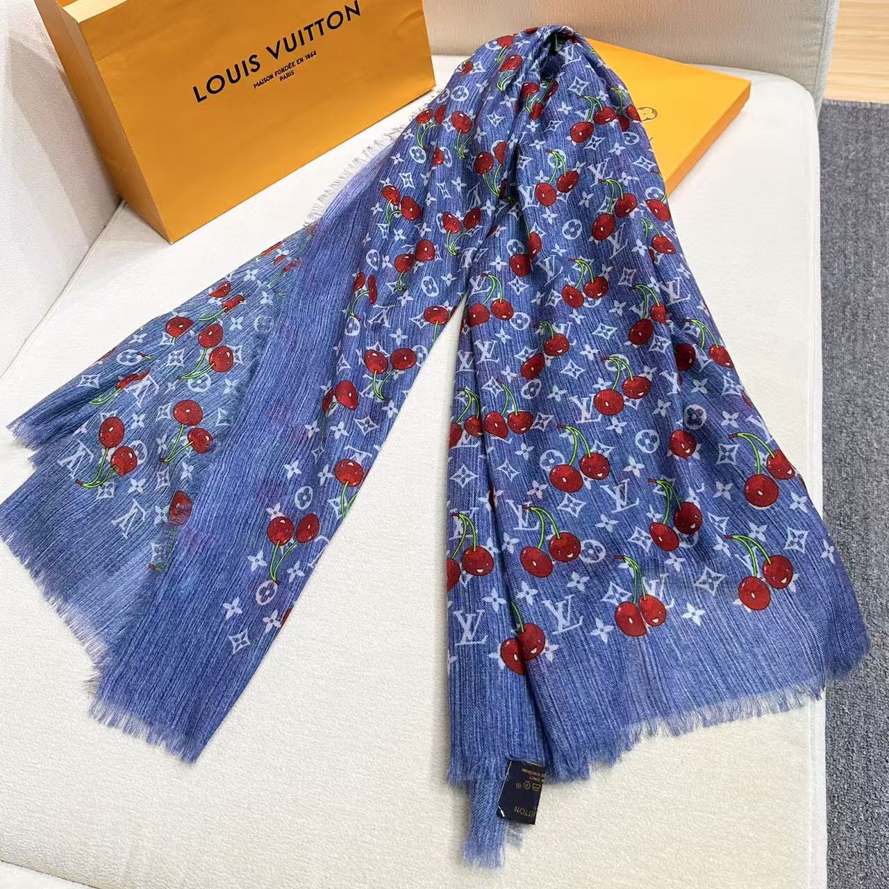 🆕   ❤LV x TM Denim Cerise 披肩为路易威登 x 村上隆复刻系列再添瞩目成员。知名日本艺术家村上隆