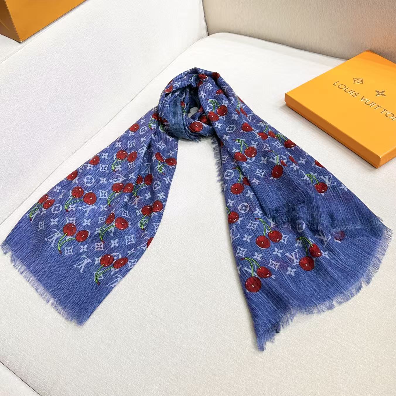 🆕   ❤LV x TM Denim Cerise 披肩为路易威登 x 村上隆复刻系列再添瞩目成员。知名日本艺术家村上隆