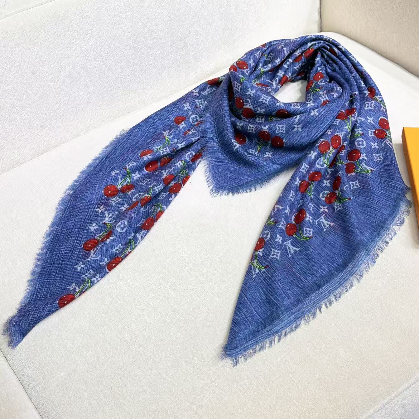 🆕   ❤LV x TM Denim Cerise 披肩为路易威登 x 村上隆复刻系列再添瞩目成员。知名日本艺术家村上隆